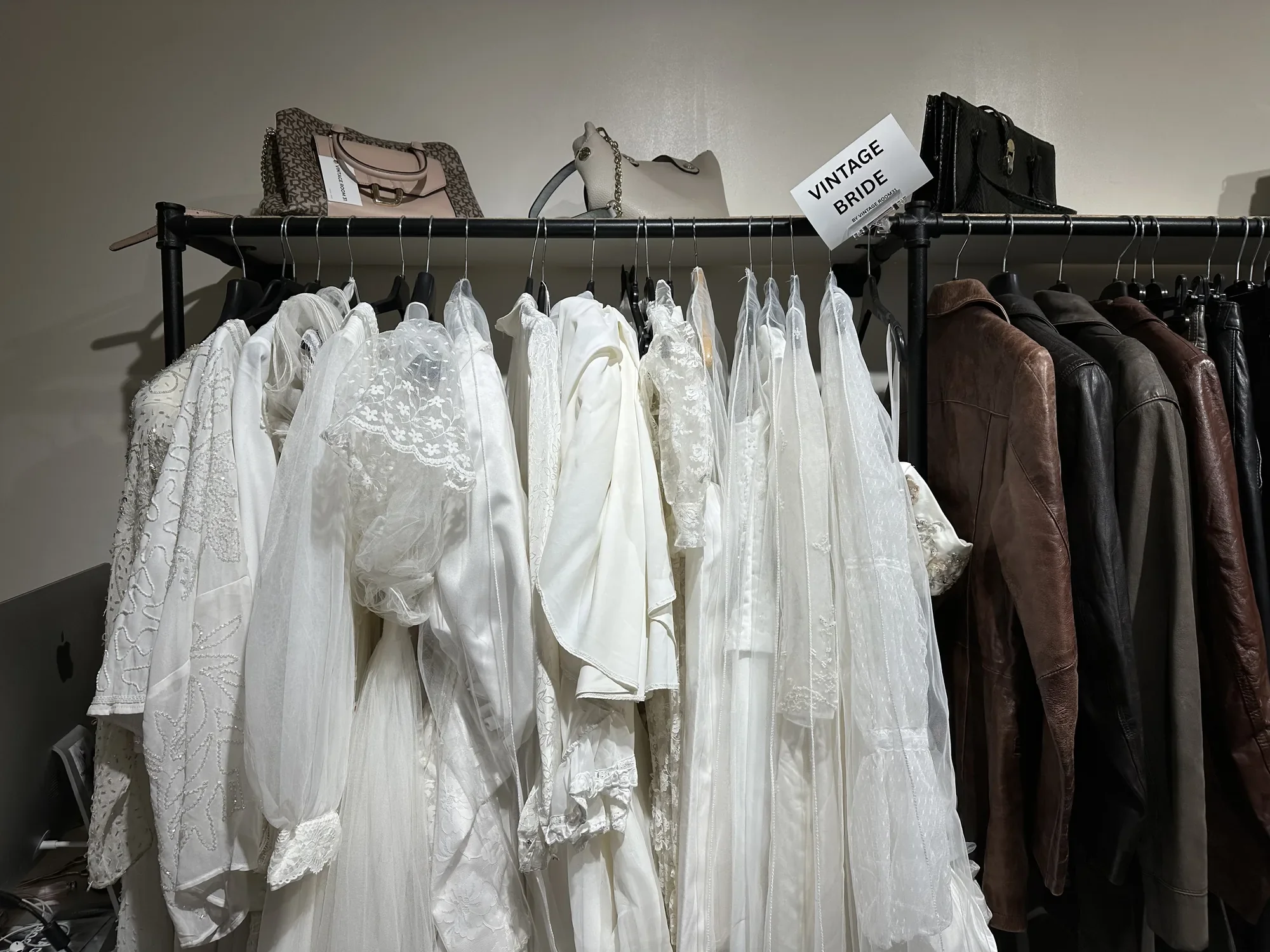 Dámské vintage oblečení ve Vintage Room 31 v Praze, fotografie 1