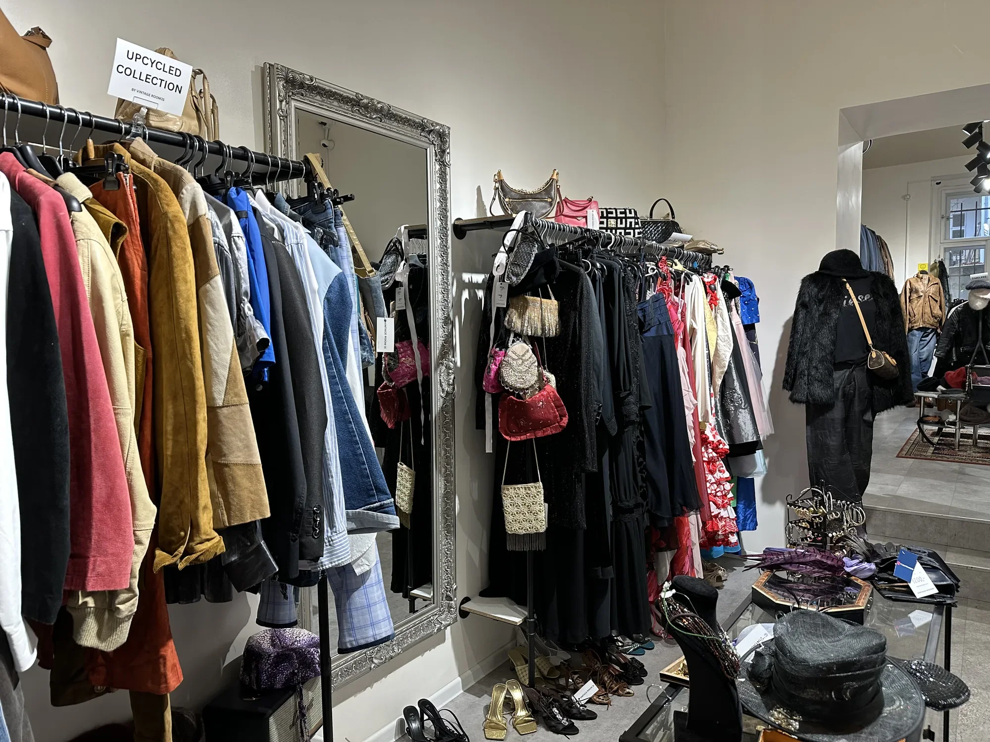 Dámské vintage oblečení ve Vintage Room 31 v Praze, fotografie 6