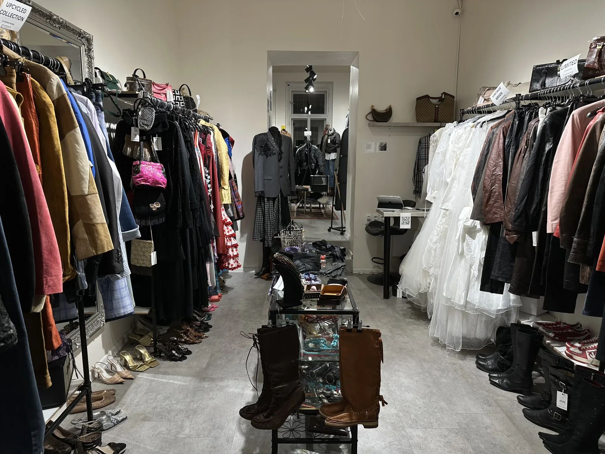 Dámské vintage oblečení ve Vintage Room 31 v Praze, fotografie 7